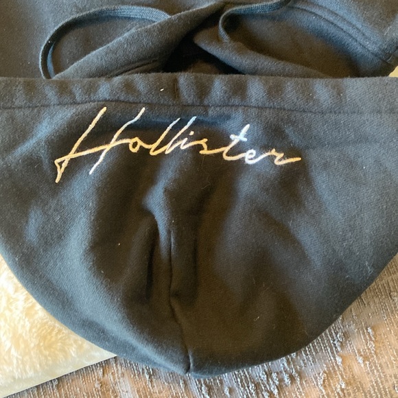 Hollister super soft hoodie w/Hollister detail on both front & hood. - Picture 3 of 5